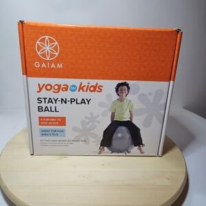 Gaiam Stay N Play Ball For Kids ages 5-8 45 cm Yoga for Kids Ready Set Flow see